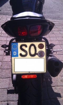 Die Platte ist alt und schön und begleitet mich sei einigen Motorrädern!!