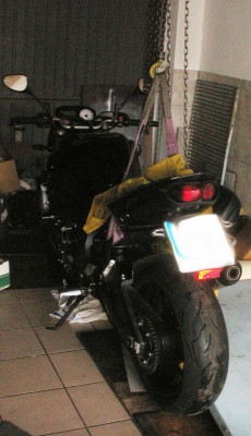 PICT0426.JPG (1.66 MiB) 116057 mal betrachtet Schwinge mit Hilfe eines Flaschenzuges entlastet