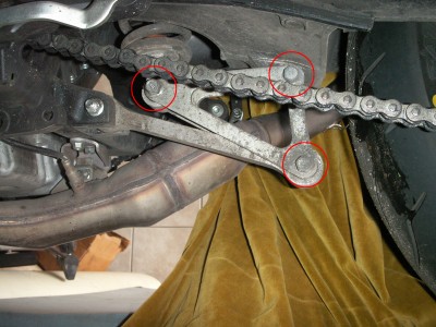 PICT0429 Kopie.jpg (2.61 MiB) 113265 mal betrachtet Ich hab alle 3 Schrauben der Umlenkung gelöst und neu gefettet (Lithium Fett). Es reicht laut Anleitung aber auch das Lösen der linken und der untersten Schraubverbindung