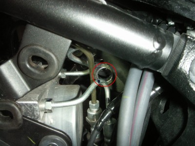 PICT0433 Kopie.jpg (2.41 MiB) 113265 mal betrachtet rot: rechte Lagerung der Schraubverbindung des oberen Federbeinauges ohne Buchse