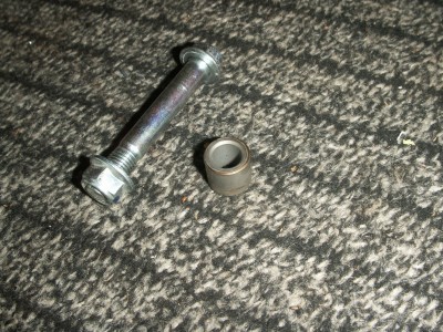 PICT0434.JPG (1.31 MiB) 116066 mal betrachtet Buchse der oberen Federbein-Schraubverbindung. Es ist nur auf der (in Fahrtrichtung) rechten Seite der Lagerung eine Buchse verbaut.